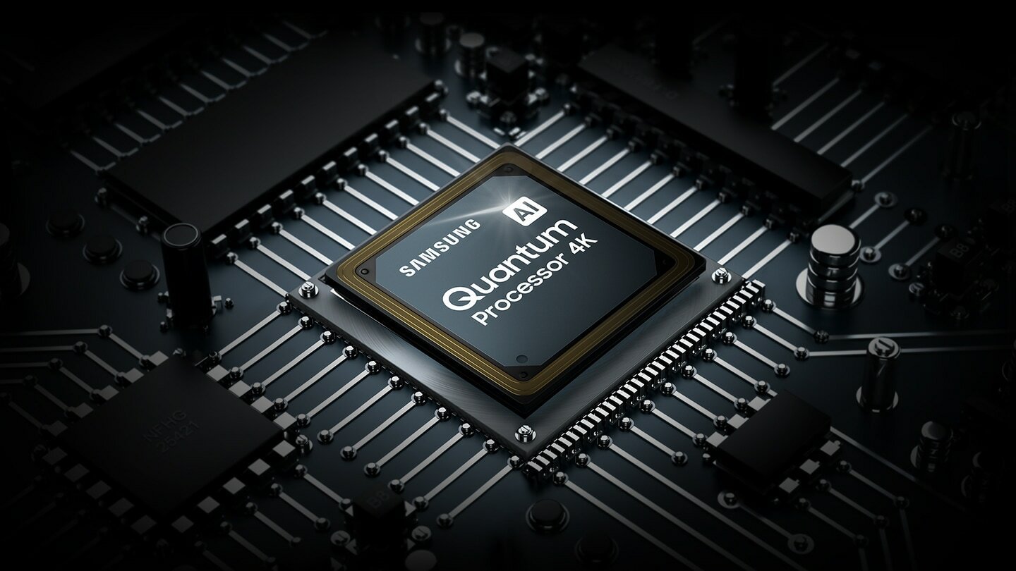 Chip procesora telewizora QLED. Na jego wierzchu widać logo Samsung oraz logo procesora Quantum Lite 4K. Q80BATXXH