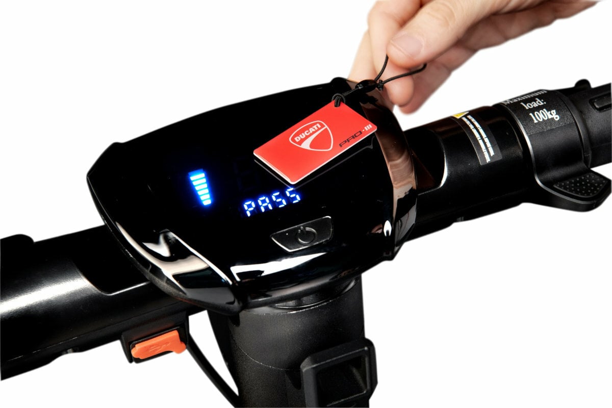 Hulajnoga elektryczna DUCATI Pro III Czarno-czerwono-bialy zabezpieczenie przeciwkradzieżowe karta RF aplikacja Ducati Urban e-Mobiliti Bluetooth