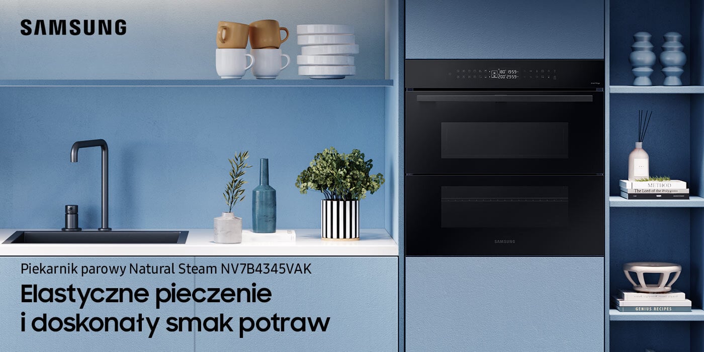 Na zdjęciu przedstawiony jest piekarnik parowy Samsung Natural Steam NV7B4345VAK. Urządzenie, które zostało wstawione do błękitnej kuchni, kupisz w sklepach Media Expert.