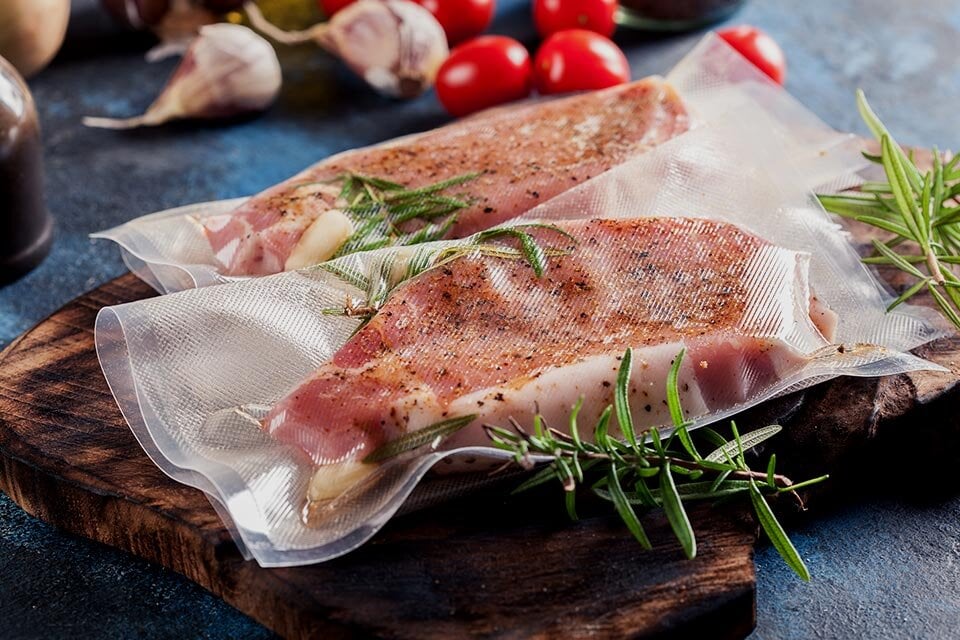 Kawałki mięsa zapakowane w woreczki próżniowe i przygotowane do przyrządzania w systemie Air Sous Vide.