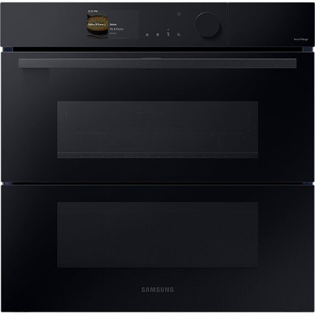 Piekarnik Samsung Steam Cook NV7B6785KAK przedstawiony od frontu. Urządzenie dostępne jest w sieci Media Expert.