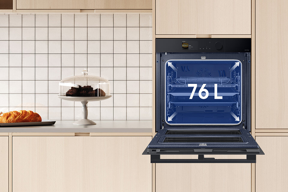 Do kuchni zaaranżowanej w beżowym kolorze wstawiony został piekarnik Samsung. Model NV7B6785KAK, który ma 76 litrów, znajdziesz w sklepach Media Markt.