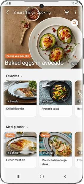 Jajka z awokado, które pokazane są na wyświetlaczu smartfona, to jeden z przepisów dostępnych w aplikacji SmartThings.