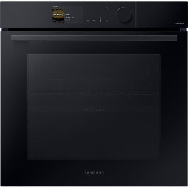 Front piekarnika Samsung Steam Cook NV7B6685BAK, który jest do kupienia w sieci sklepów Media Expert.