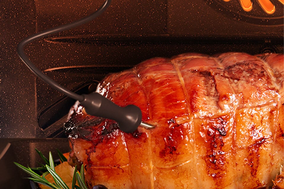 Zdjęcie pokazuje termosondę umieszczoną w mięsie, by zakończyć pieczenie w idealnym momencie