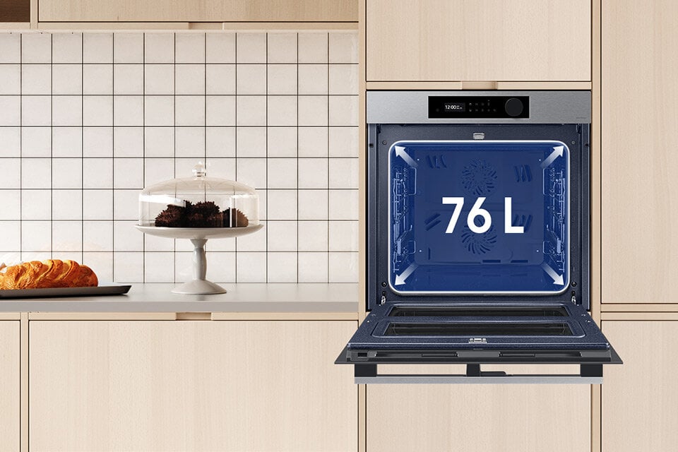 Na zdjęcie piekarnika Samsung NV7B5745PAS/U2 dostępnego w Media Expert, zamontowanego w zabudowie kuchennej w jasnobeżowym kolorze, naniesiono informację o pojemności komory urządzenia wynoszącej 76 litrów