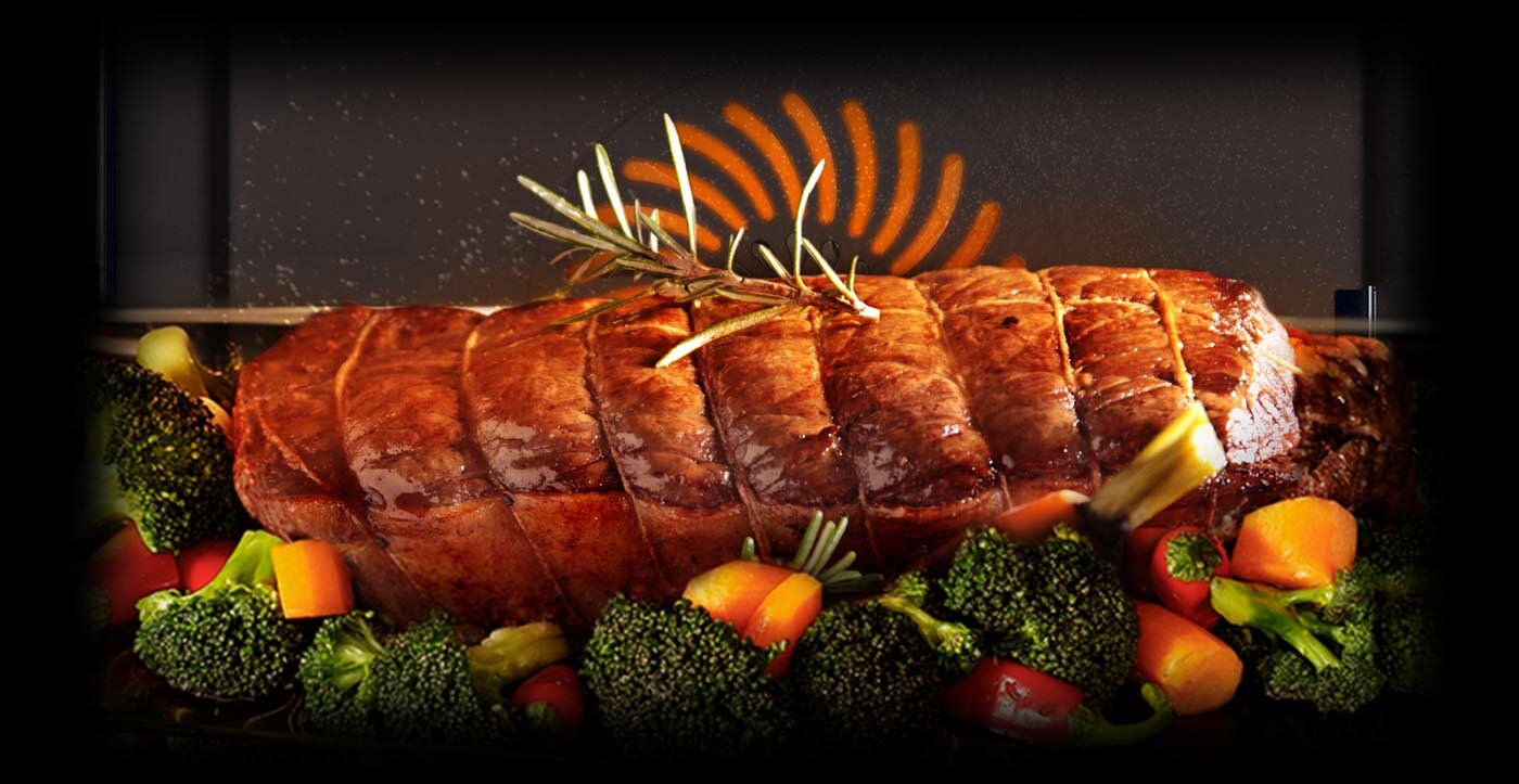 Sfotografowane mięso z warzywami to doskonałe połączenie, zwłaszcza wtedy, gdy przygotowywane jest w piekarniku Samsung Natural Steam NV7B4040VAW.