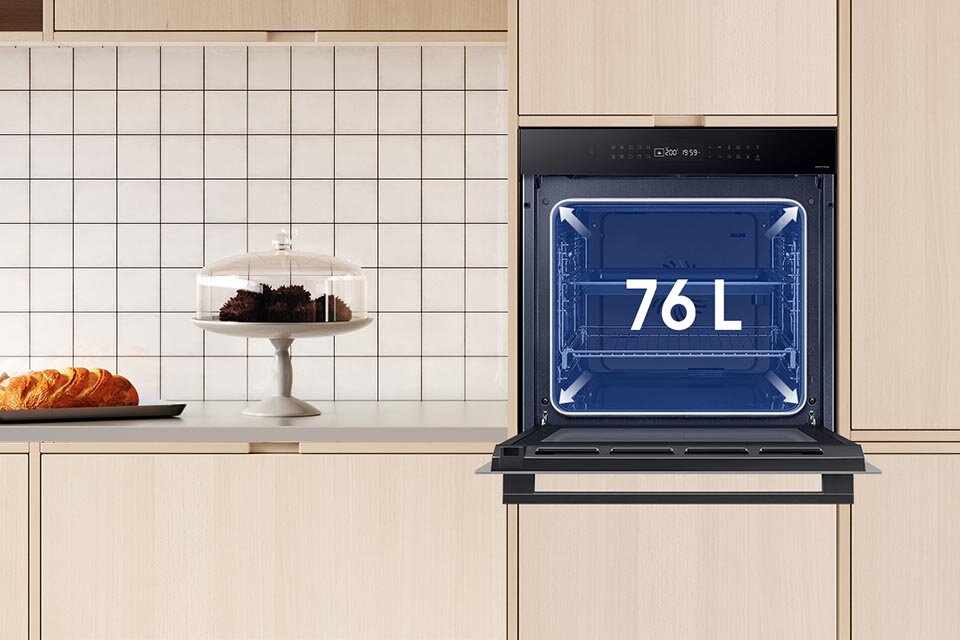 Kremowe wnętrze kuchenne, w którym idealnie odnajduje się piekarnik parowy Samsung Natural Steam NV7B4040VAW.