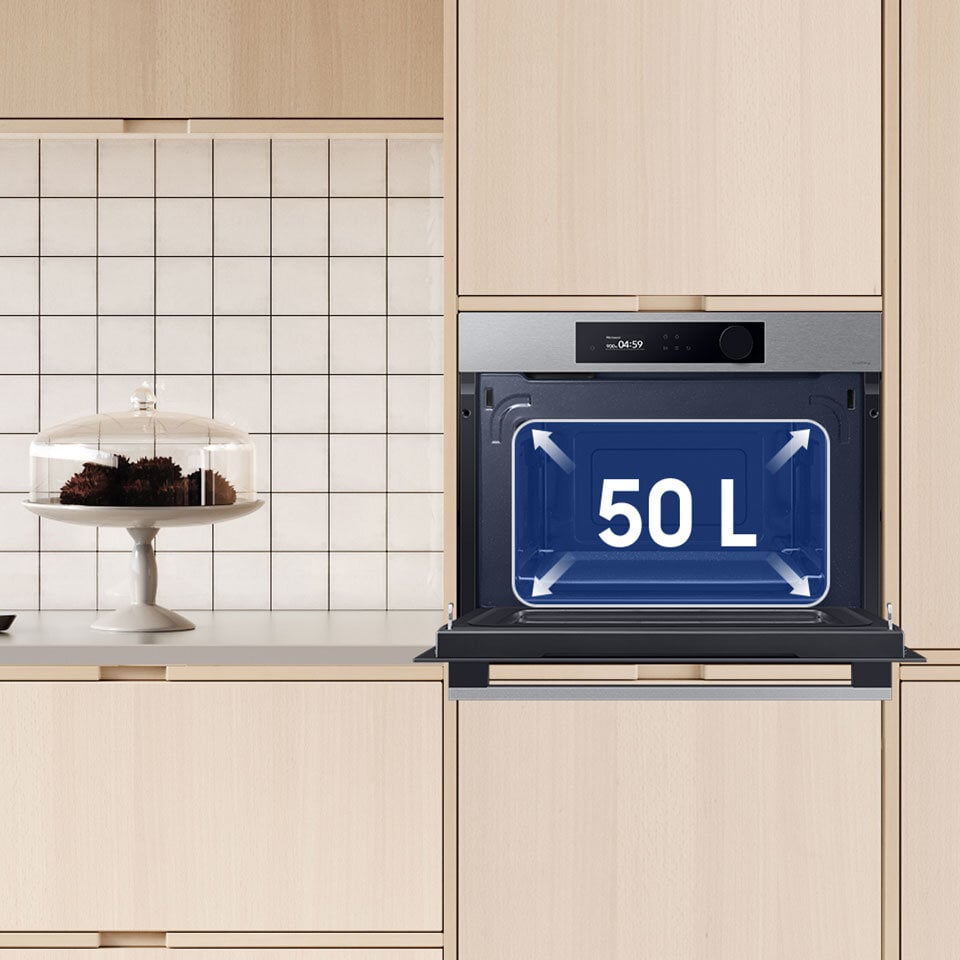 Otwarte drzwi kuchenki mikrofalowej Samsung wskazują na jej dużą pojemność