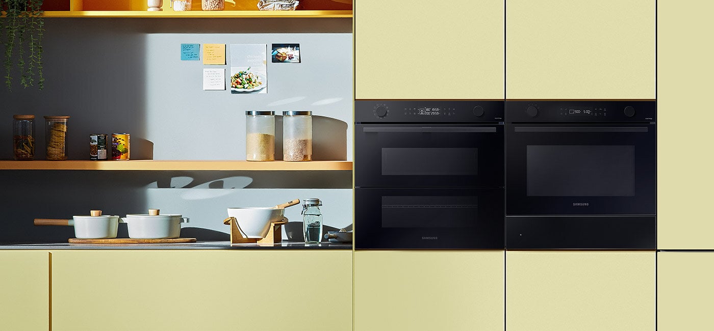 Czarne szkło, czyli kolor urządzeń Samsung, znakomicie odnajduje się w żółtej zabudowie kuchennej