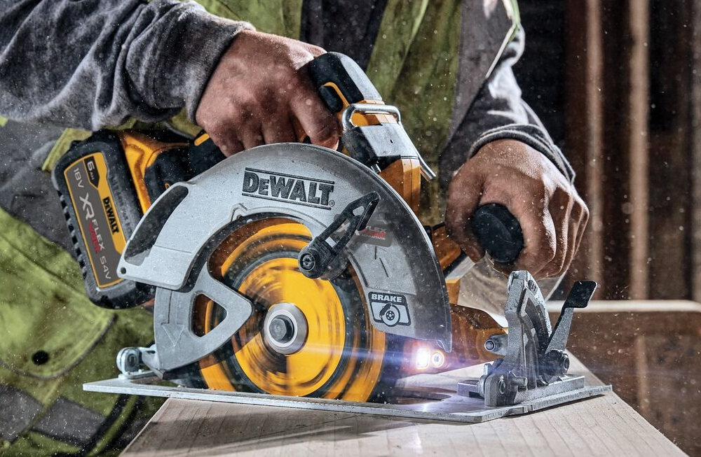 Pilarka tarczowa DEWALT DCS573NT wysokiej klasy urządzenie do profesjonalnych prac remontowych funkcjonalny sprzęt silnik o wysokiej mocy technologicznie zaawansowany do cięcia wszelkiego typu drewna sklejek tworzyw sztucznych