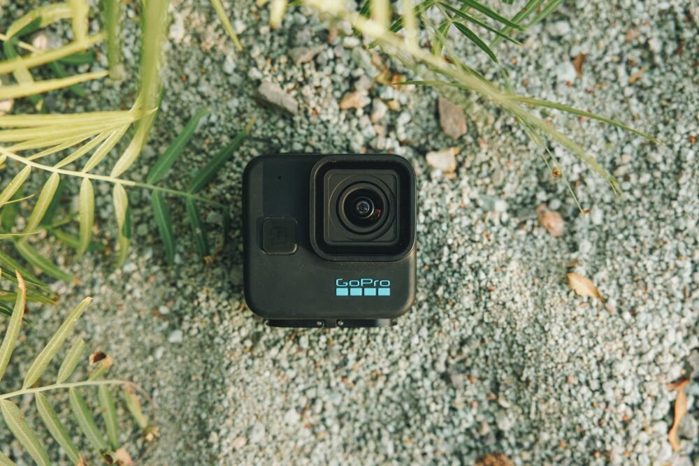 Kamera sportowa GOPRO HERO11 Black Mini  sport montaż nagrywanie stabilizacja montaż edycja filtry ostrość śledzenie tryby bateria akumulator zasilanie ładowanie rozdzielczość filmy obudowa odporność wielkość łączność sterowanie 