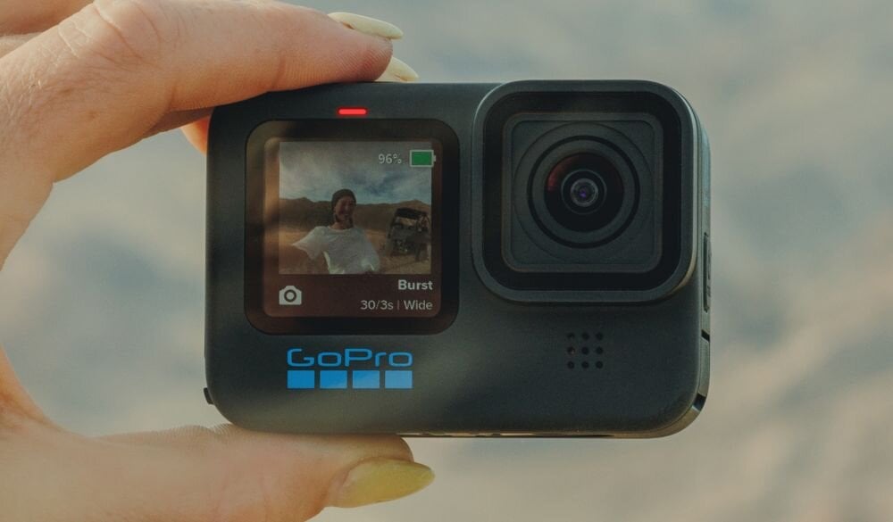 Kamera sportowa GOPRO HERO11  sport montaż nagrywanie stabilizacja montaż edycja filtry ostrość śledzenie tryby bateria akumulator zasilanie ładowanie rozdzielczość filmy obudowa odporność wielkość łączność sterowanie 