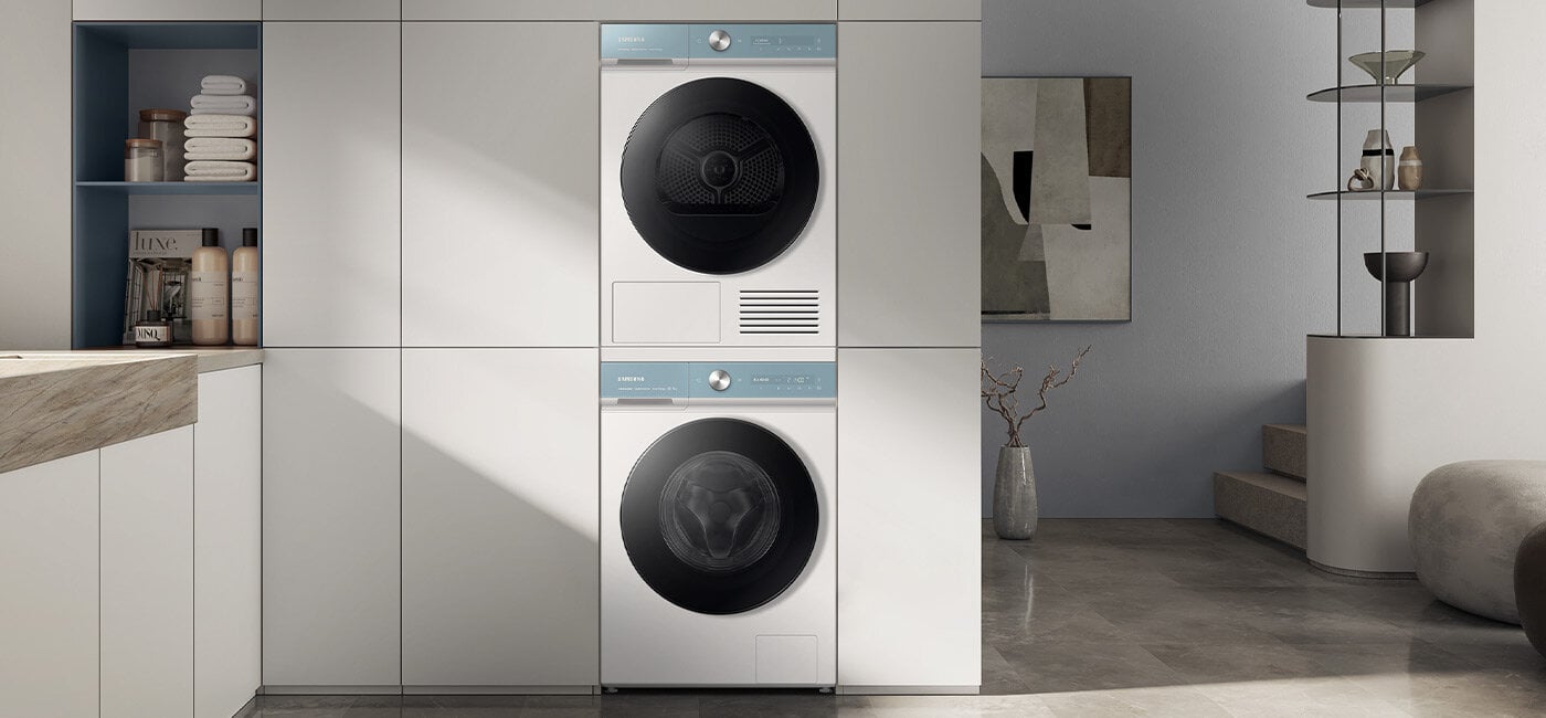 W minimalistycznym białym pomieszczeniu znajduje się komplet BESPOKE złożony z dwóch urządzeń - pralki oraz suszarki