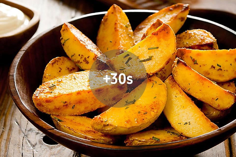 Zdjęcie pokazuje apetycznie przyrumienione ziemniaczki za pomocą funkcji grill +30s