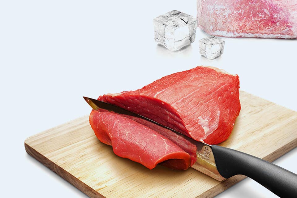 Równomiernie rozmrożone mięso, które łatwo można przekroić