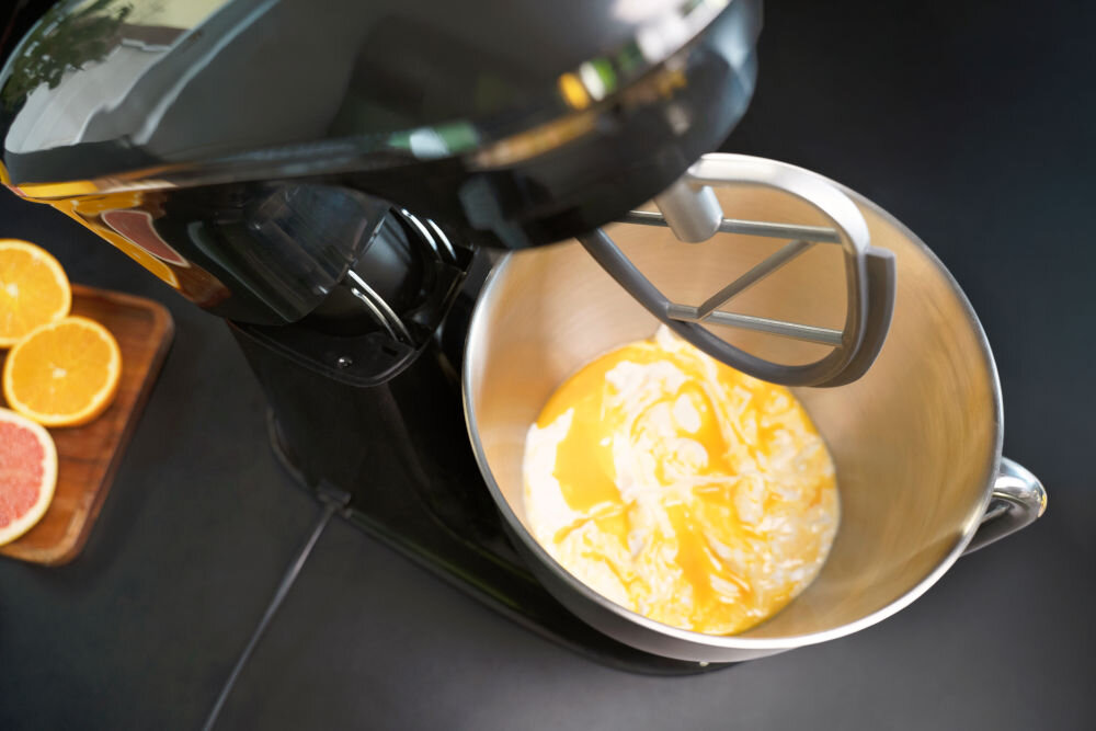 Robot kuchenny planetarny ZEEGMA Planeet Chef (2200W) trzy praktyczne końcówki mieszadło w kształcie litery Z silikonowe ściągaczki hak ubijaczka ze stali nierdzewnej zbieranie resztek ciasta z misy dokładne mieszanie optymalna konsystencja kremów łatwe wyrabianie twardych ciast napowietrzenie lekkich mas puszystość 