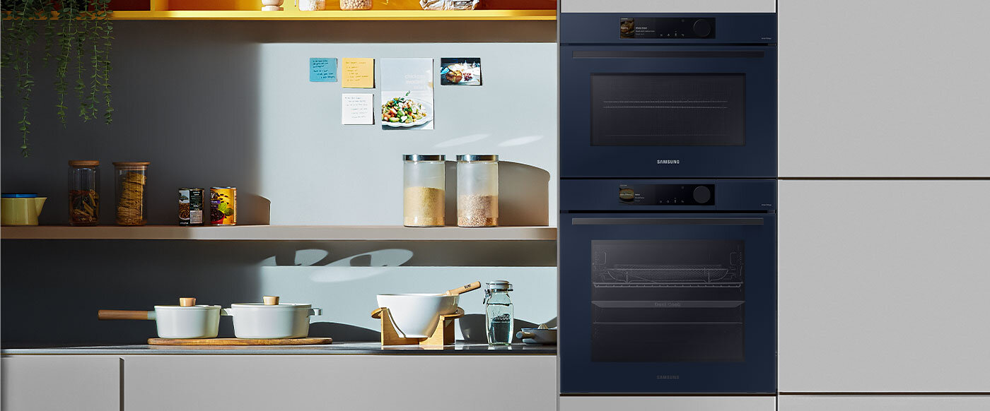Zestaw urządzeń kuchennych Samsung Bespoke utrzymanych w kolorze eleganckiego granatu został pokazany w zabudowie kuchennej