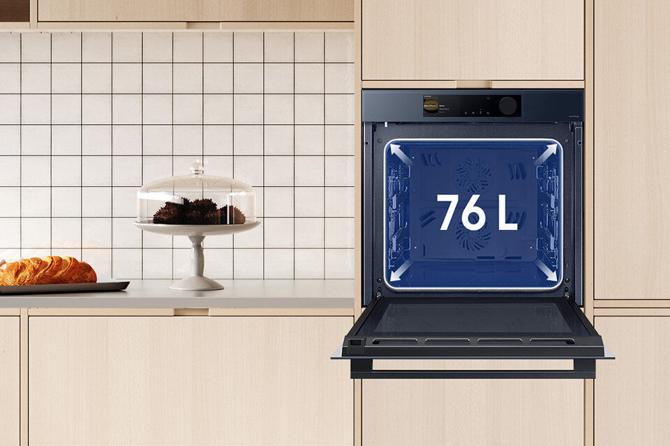 Informacja o wynoszącej 76 litrów pojemności komory piekarnika Samsung NV7B6685AAN została naniesiona na zdjęcie piekarnika w zabudowie kuchennej