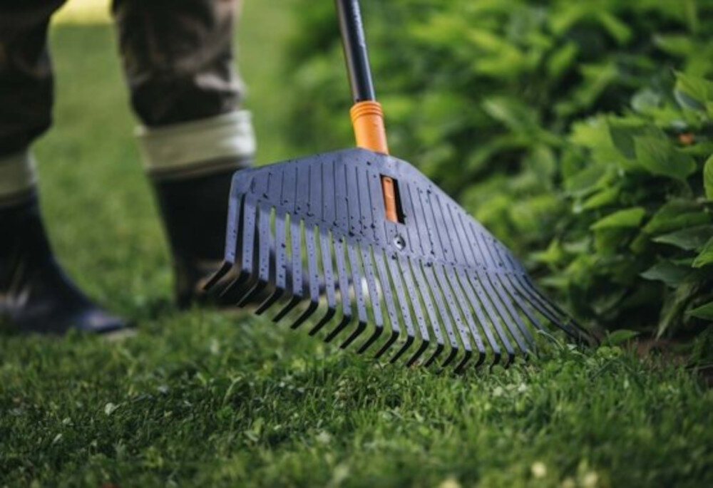 Grabie FISKARS Solid M 1063090 wydajne grabienie wokół drzew pod krzakami w zestawie nie ma drążka