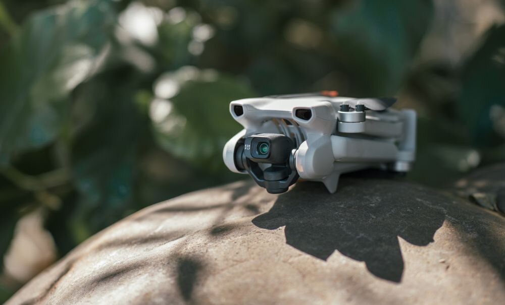 Dron DJI Mini 3   bateria lot sterowanie akrobacje czas lotu zasięg funkcje lądowanie kamera rozdzielczość filmy zdjęcia nagrywanie jakość ładowanie aplikacja przesył pilot śmigła stabilizacja fotografia waga wymiary konstrukcja obudowa korpus ramiona silnik