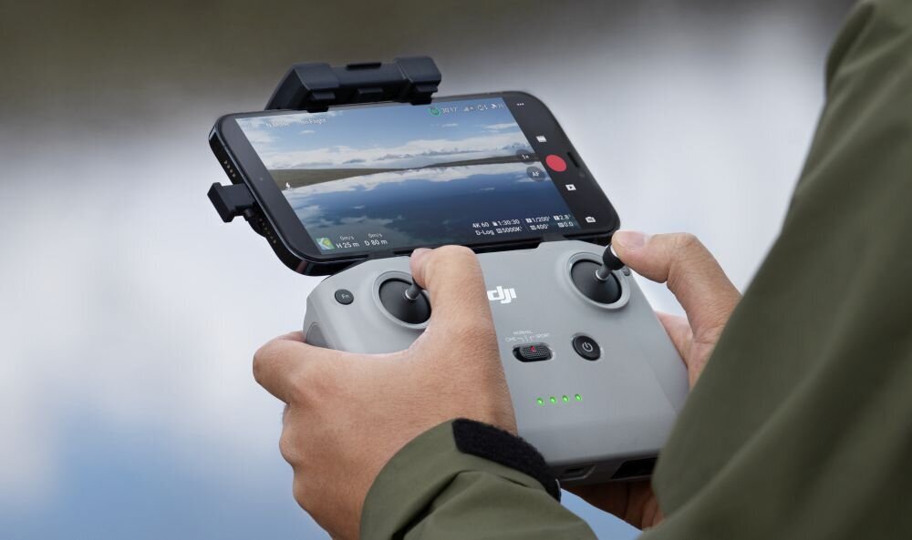 Dron DJI Mini 3   bateria lot sterowanie akrobacje czas lotu zasięg funkcje lądowanie kamera rozdzielczość filmy zdjęcia nagrywanie jakość ładowanie aplikacja przesył pilot śmigła stabilizacja fotografia waga wymiary konstrukcja obudowa korpus ramiona silnik