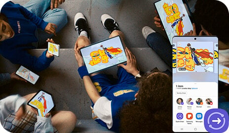 Grupa osób ogląda ten sam Obraz na swoich urządzeniach. Po prawej stronie znajduje się smartfon Galaxy wyświetlający ekran szybkiego udostępniania. Obok telefonu widoczna jest ikona szybkiego udostępniania.
