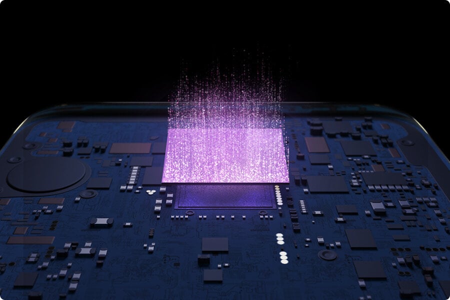 Pokazany jest ośmiordzeniowy procesor, lekko lewitujący wewnątrz sprzętu.