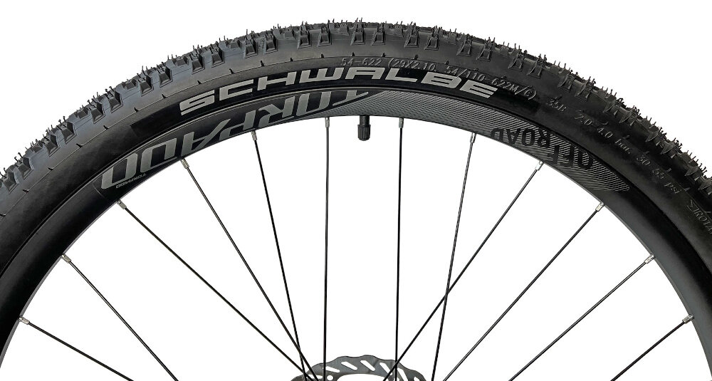 Rower górski MTB TORPADO Storm X8 M19 29 cali męski Czarno-czerwony koła duże  29-calowe łatwiej pokonać różne przeszkody większy kontakt koła z podłożem szerokie opony marki SCHWALBE z głębokim bieżnikiem regularne sprawdzanie ciśnienia powietrza wartość na bocznej części opony