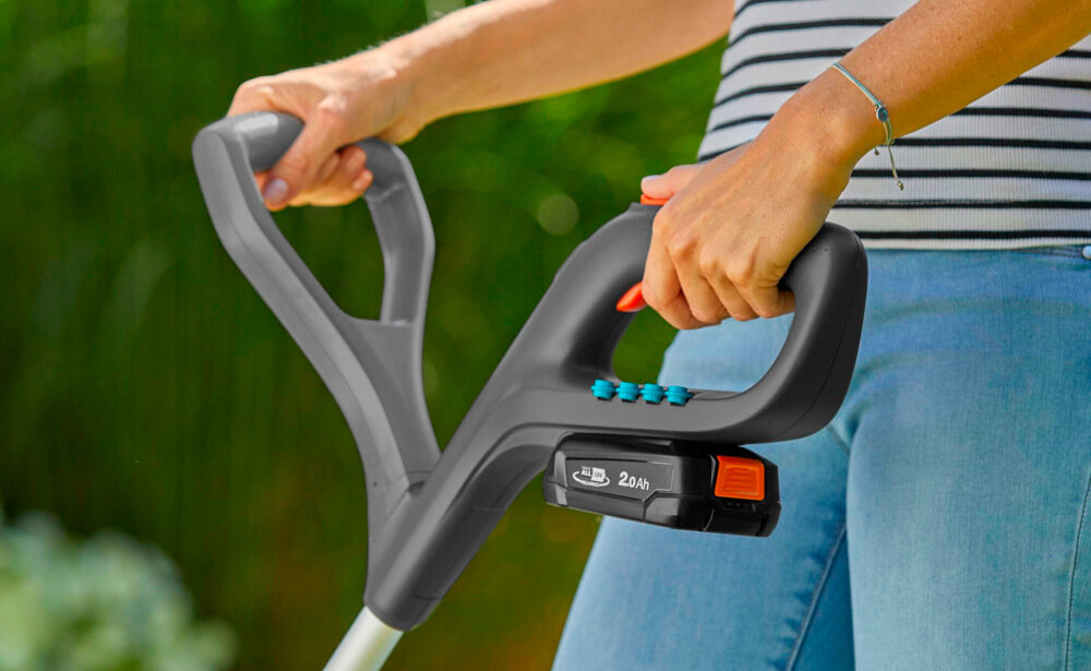 Podkaszarka akumulatorowa GARDENA SmallCut 23-18V P4A Solo 14702-55 duży uchwyt główny dodatkowy uchwyt przedni ergonomiczna forma dobre wyważenie