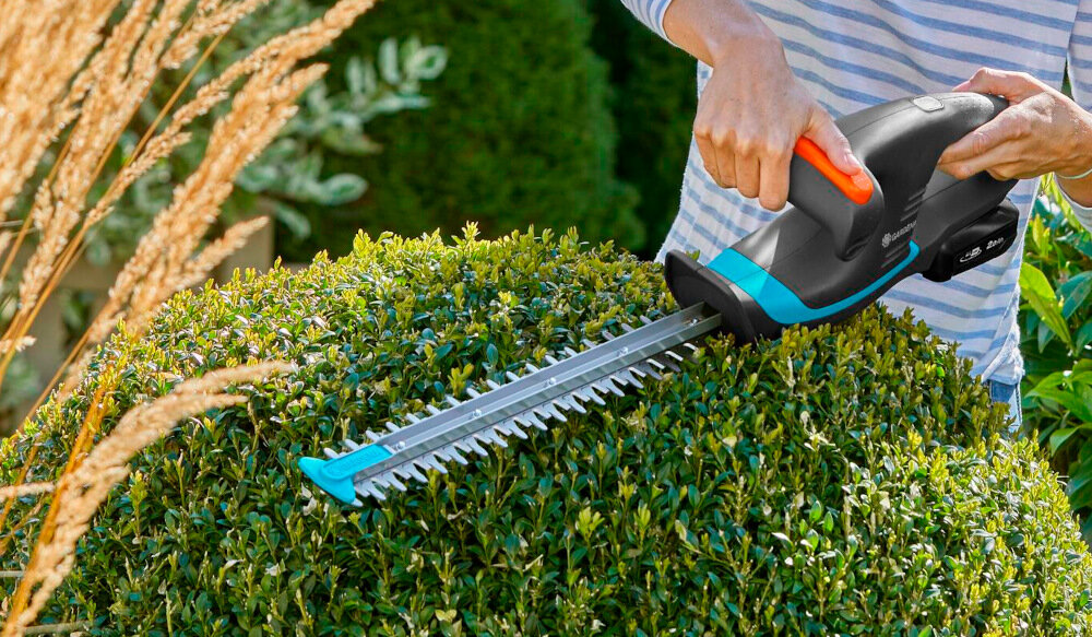 Nożyce do żywopłotu GARDENA 14733-55 akumulatorowe ostrze ze stali wycinane laserowo porusza się w przeciwnych kierunkach szlifowane długość 40 cm odstępy między zębami 16 mm