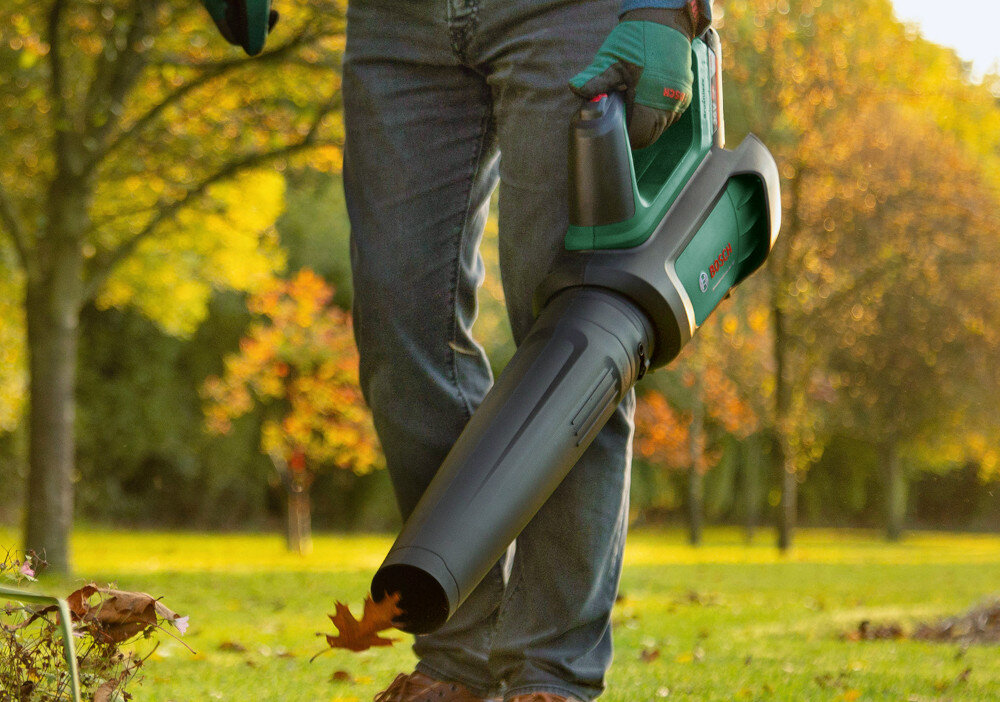 Dmuchawa do liści BOSCH 06008C6000 ulatwia prace w ogrodzie efektownosc wydajnosc zaawansowana technologia ergonomiczny design niezawodnosc