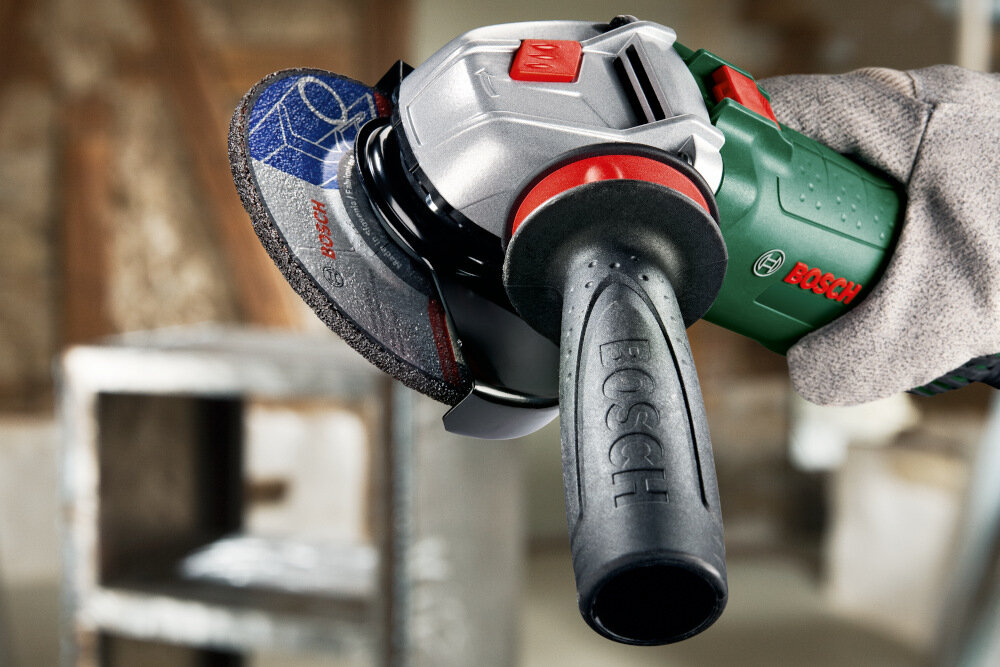 Szlifierka kątowa BOSCH UniversalGrind 750-125 ergonomiczna raczka powloka typu SoftGrip rekojesc boczna optymalne prowadzenie narzedzia zwiekszenie sily nacisku wygodna praca wieksza precyzja