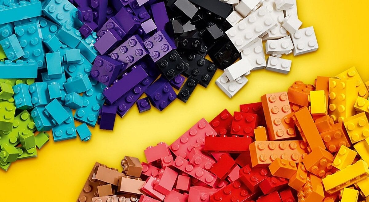 LEGO CLASSIC Sterta klocków 11030 dziecko kreatywność zabawa nauka rozwój klocki figurki minifigurki jakość tradycja konstrukcja nauka wyobraźnia role jakość bezpieczeństwo wyobraźnia budowanie pasja hobby funkcje instrukcja aplikacja LEGO Builder