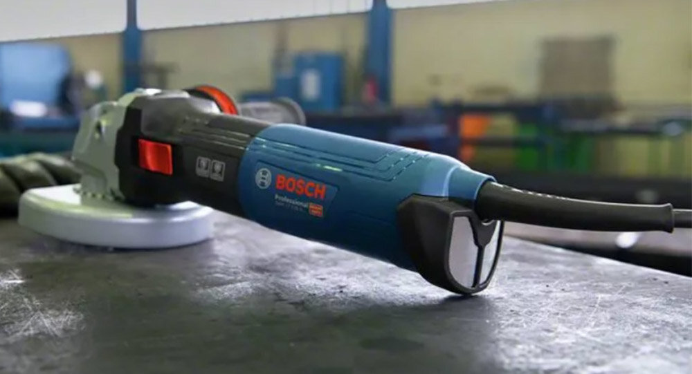 Szlifierka kątowa Professional BOSCH GWS 17-125 SB 06017D0700 silnik szczotkowy moc 1700 W efektywne szlifowania obrobka obroty do 11500 obr/min praca na niskich i wysokich obrotach
