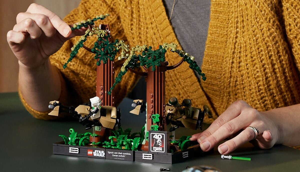 LEGO Star Wars Diorama kreatywność zabawa nauka rozwój klocki figurki minifigurki jakość tradycja konstrukcja nauka wyobraźnia role jakość bezpieczeństwo wyobraźnia budowanie pasja hobby funkcje instrukcja Pościg na ścigaczu przez Endor 75353