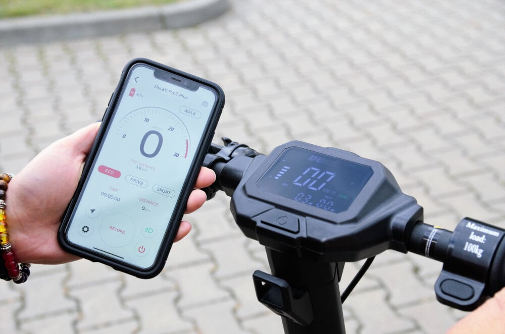 Hulajnoga elektryczna DUCATI Pro II Evo 2023 Czarny funkcja Bluetooth aplikacja Ducati Urban e-Mobility autodiagnoza urządzenia