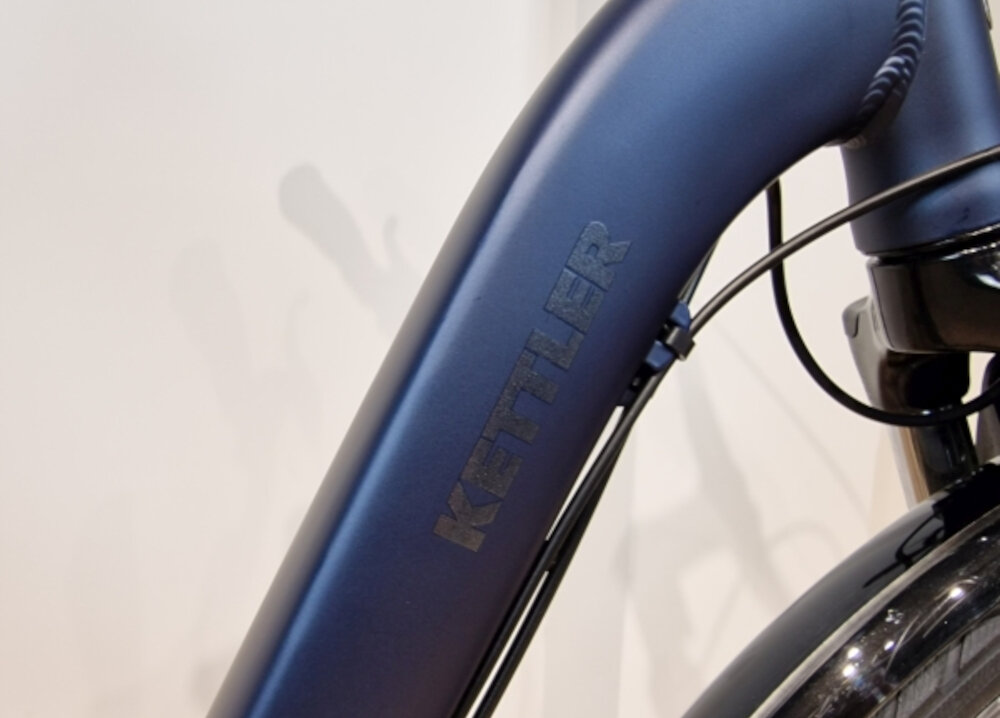 Rower trekkingowy KETTLER Traveller 1.0 D18 28 cali damski Niebieski rama aluminiowa 18-calowa odporna na korozję w niebieskim kolorze wybór rozmiaru ramy Twój wzrost mierzony w zrelaksowanej pozycji typ roweru  dla osób o wzroście od 171 do 176 cm. 