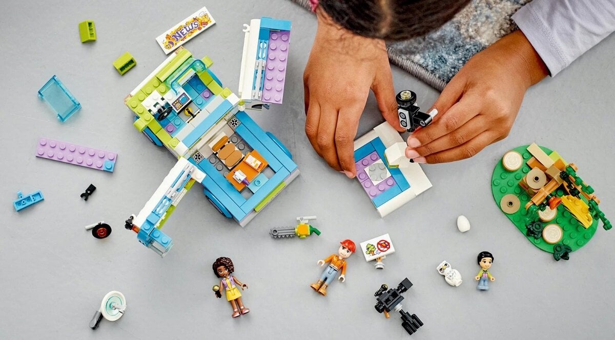 LEGO Friends Reporterska furgonetka 41749 dziecko kreatywność zabawa nauka rozwój klocki figurki minifigurki jakość tradycja konstrukcja nauka wyobraźnia role jakość bezpieczeństwo wyobraźnia budowanie pasja hobby funkcje instrukcja aplikacja LEGO Builder