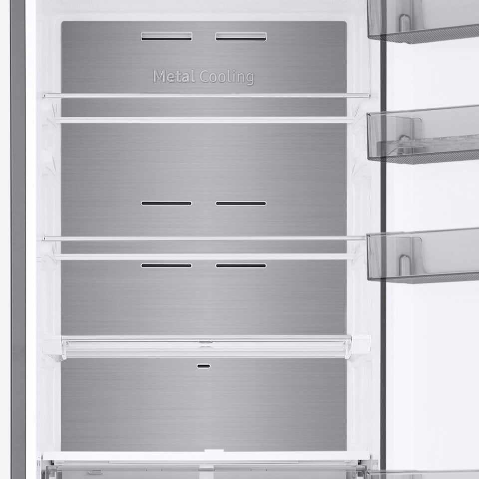 Pozbawione produktów półki pozwalają zobaczyć zamontowany w chłodziarce tylny panel Metal Cooling