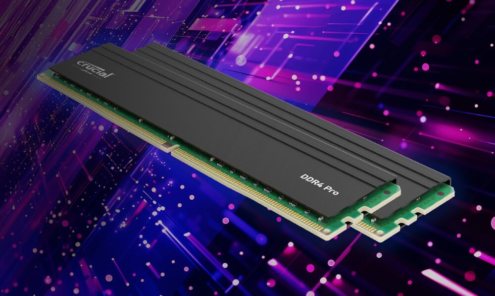 Pamięć RAM CRUCIAL Pro 32GB (2x16GB) 3200 MHz Dwie kości pamięci RAM z serii DDR4 Pro marki Crucial na tle grafiki z fioletowymi i różowymi efektami świetlnymi, opis