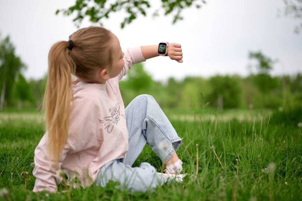 Smartwatch GARETT Kids N ce Pro 4G  ekran bateria czujniki zdrowie sport pasek ładowanie pojemność rozdzielczość łączność sterowanie krew puls rozmowy smartfon aplikacja 