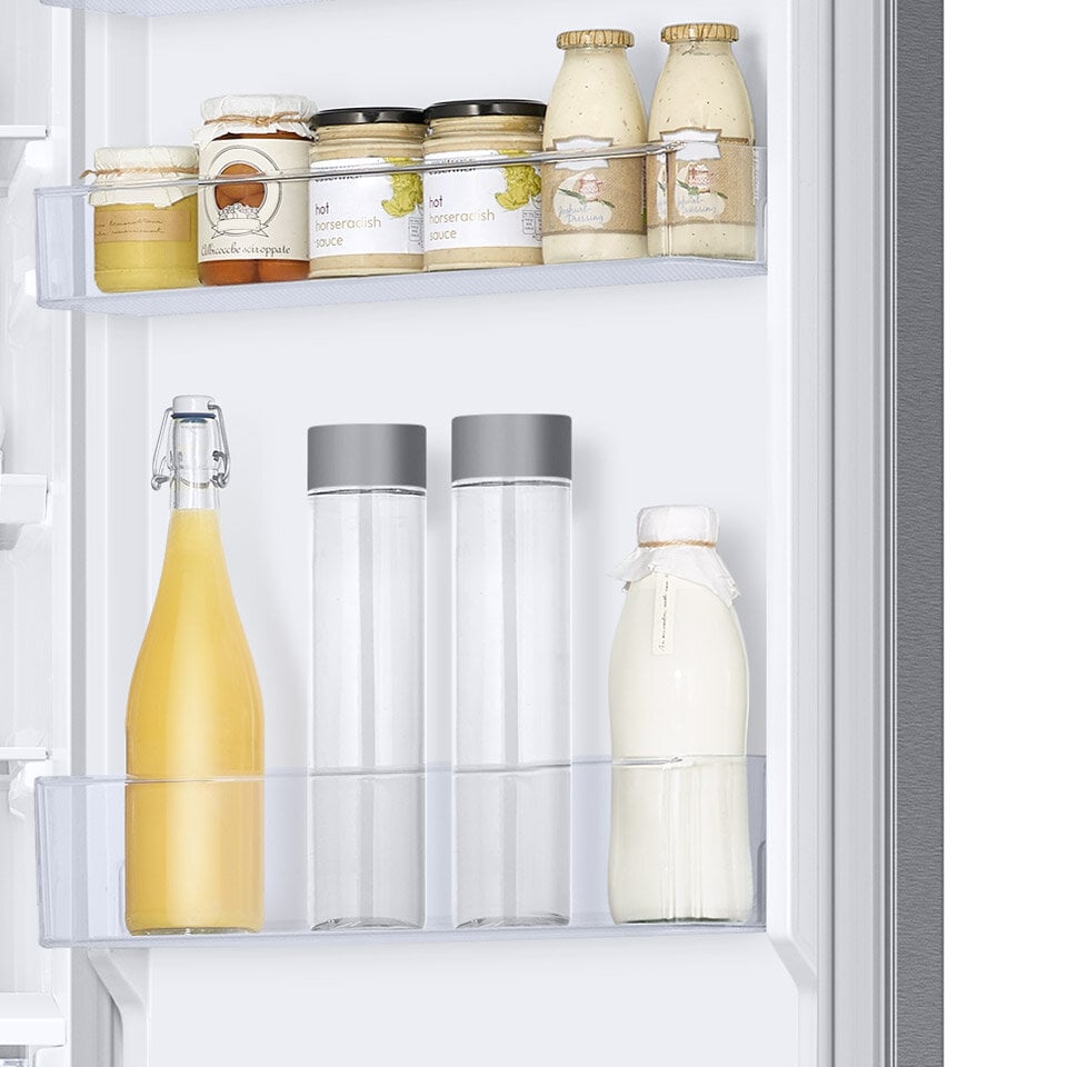 Prezentacja produktów ułożonych na praktycznych pojemnikach drzwiowych w lodówce Samsung