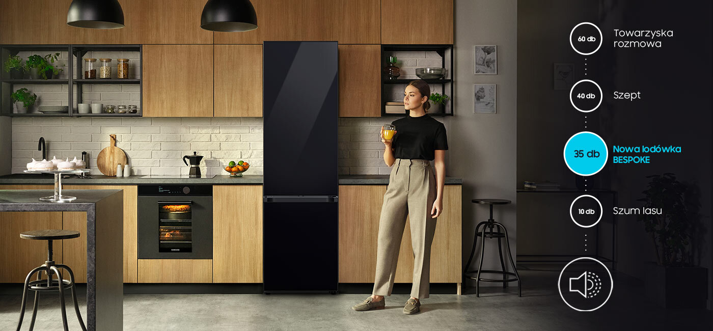 Zdjęcie nowoczesnej kuchni, w której stoi lodówka z dolnym zamrażalnikiem Samsung RB38C7B6D22 oraz infografika podkreślająca jej niezwykle cichą pracę