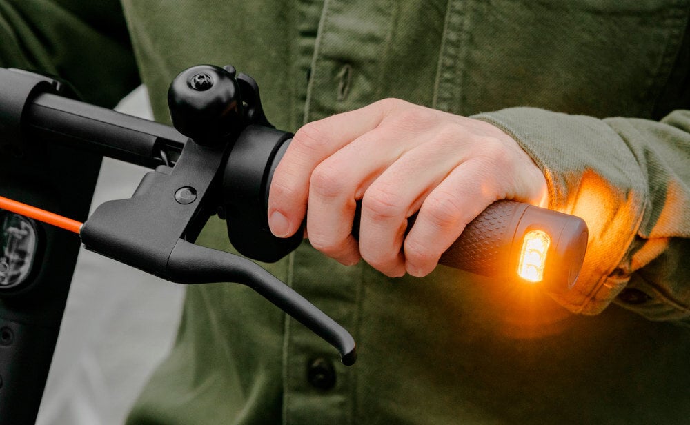 Hulajnoga elektryczna SEGWAY Ninebot KickScooter F2 Plus Czarny przednie swiatlo moc 2,1 W widocznosc do 13,5 metra tylne swiatlo hamowania odblaski kierunkowskazy z certyfikatem E-MARK
