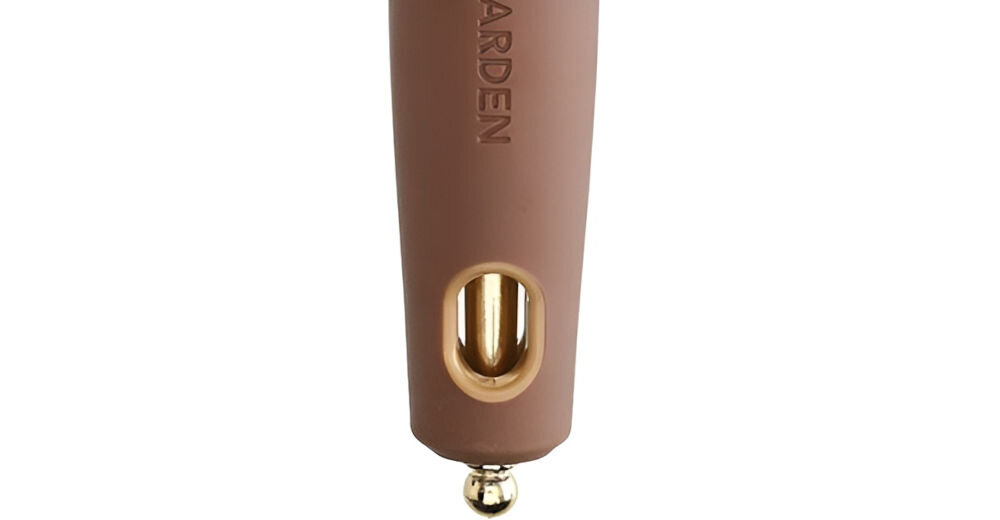 Szczotka do włosów OLIVIA GARDEN Expert Blowout Shine 55 zbliżenie na brązową rączkę złoty element na dole szpikulec białe tło ergonomiczne zaprojektowany uchwyt nie ślizga się materiał antypoślizgowy komfortowe i precyzyjne modelowanie włosów wyjmowany szpikulec ułatwia rozdzielanie pasm komfort efektywność stylizacja 