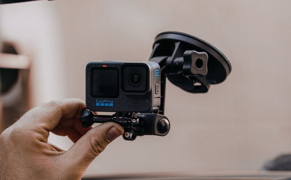 Kamera sportowa GOPRO HERO12   sport montaż nagrywanie stabilizacja montaż edycja filtry ostrość śledzenie tryby bateria akumulator zasilanie ładowanie rozdzielczość filmy obudowa odporność wielkość łączność sterowanie 