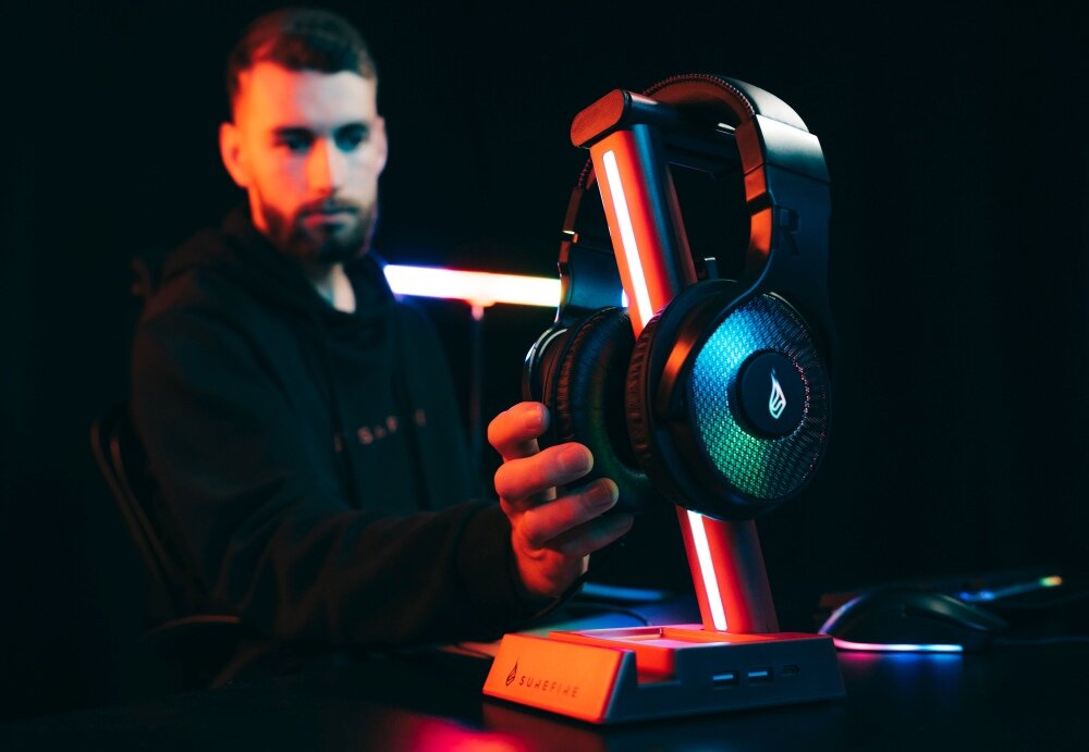 Stojak na słuchawki SUREFIRE Vinson N1 Dual Balance Gaming RGB przechowywanie porządek biurko podstawka telefon organizer kable 2 zestawy słuchawkowe koncentrator USB porty USB-A 