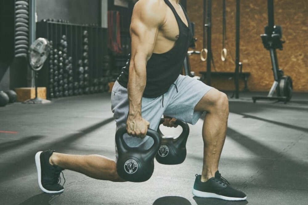 Kettlebell GORILLA SPORTS 2493 12 kg ergonomiczny kztalt idealnie wywazony rozklad masy efektywne treningi dla poczatkujacych dla doswiadczonych entuzjastow fitness
