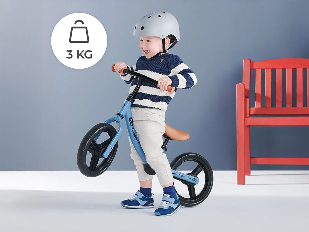 Rowerek biegowy 2WAY NEXT 2022 BLUE ciemne tło dziecko siedzi na niebieskim rowerku kółka siodełko funkcjonalność estetyka 84 x 37,5 x 52-59 cm lekka konstrukcja o wadze około 3 kg poręczny wygodny w użytkowaniu rozwój równowagi koordynacji bezpieczna budowa pastelowa kolorystyka Solidne wykonanie (metalowa rama) trwałość przemyślane rozwiązania codzienne spacery i zabawy 
